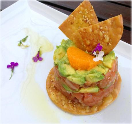 Tartar de Salmón con Aguacate y Mandarina sobre Crackers Especiados.