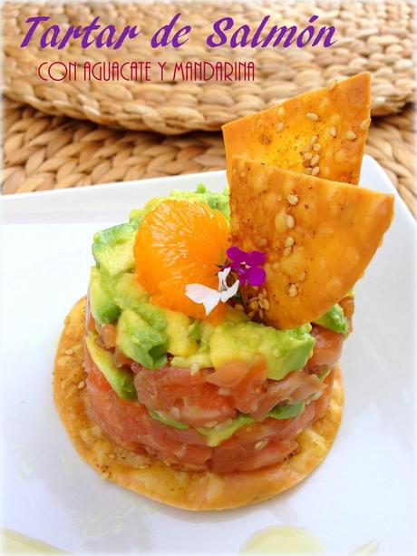 Tartar de Salmón con Aguacate y Mandarina sobre Crackers Especiados.