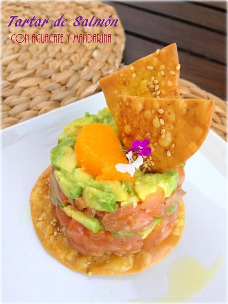 Tartar de Salmón con Aguacate y Mandarina sobre Crackers Especiados.