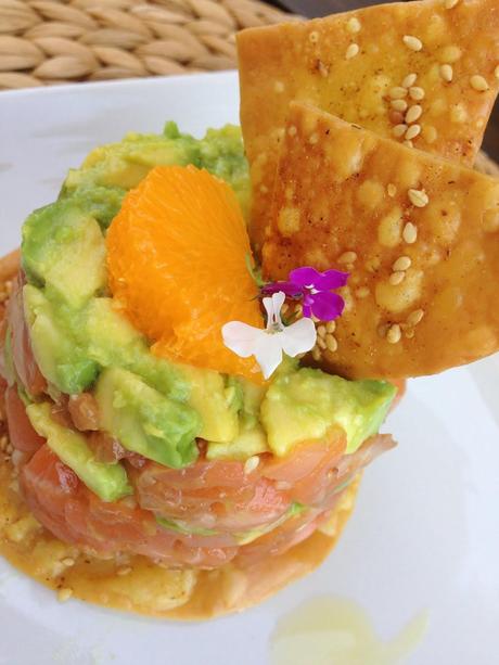 Tartar de Salmón con Aguacate y Mandarina sobre Crackers Especiados.