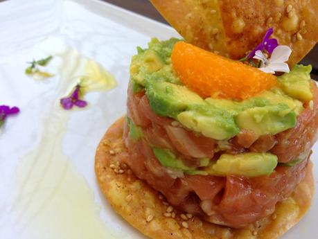 Tartar de Salmón con Aguacate y Mandarina sobre Crackers Especiados.