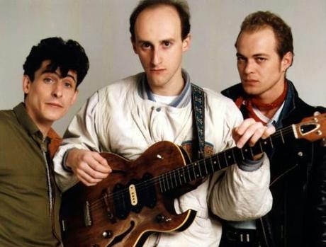 Ilegales - Yo soy quien espía los juegos de los niños (1982)