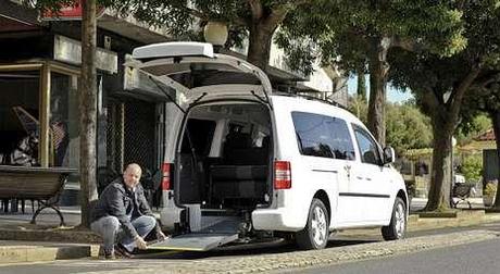 El primer taxi de la Comarca de Deza adaptado a silla de ruedas, en Silleda