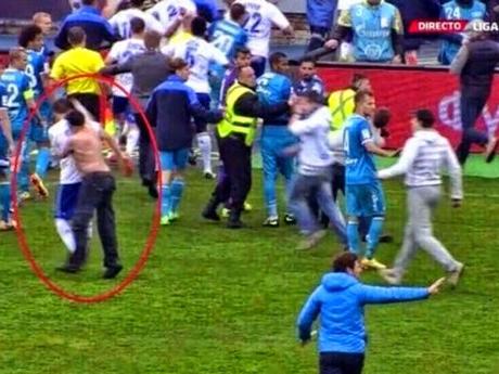 VIDEO: Aficionados invaden el campo del Zenit y agreden a Granat, jugador del Dinamo Moscú.