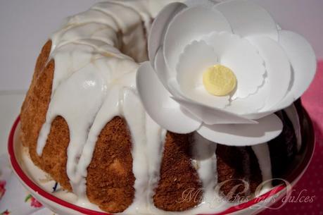 BUNDT CAKE DE MARACUYÁ CON CREMA DE QUESO Y NATA