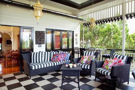 Casa de Madera en Blanco y Negro