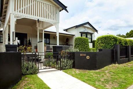 Casa de Madera en Blanco y Negro