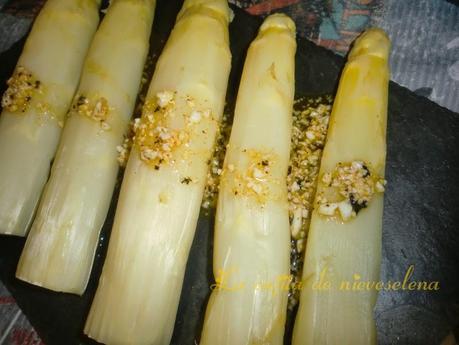 Espárragos blancos con vinagreta de mango, jengibre y ajo negro