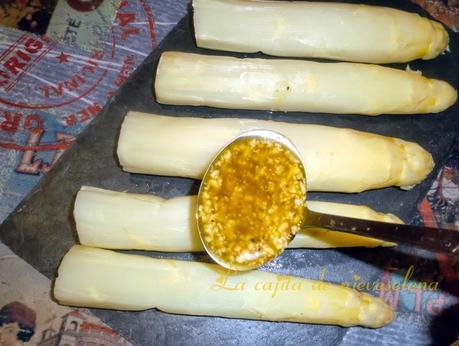 Espárragos blancos con vinagreta de mango, jengibre y ajo negro