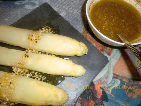 Espárragos blancos con vinagreta de mango, jengibre y ajo negro