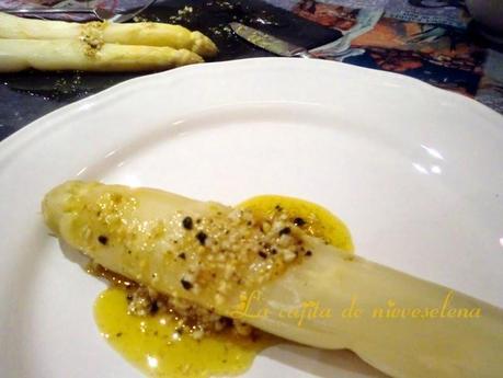 Espárragos blancos con vinagreta de mango, jengibre y ajo negro