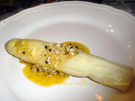 Espárragos blancos con vinagreta de mango, jengibre y ajo negro