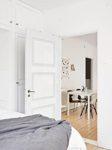 sillón Butterfly sillas Eames sidechair sillas ant lámpara AJ Floor interiores espacios pequeños estilo y diseño nórdico escandinavo estilo nórdico escandinavo decoración elegante blanco gris madera decoración con mucho estilo blog decoracion interiores Acabados impecables en decoración 