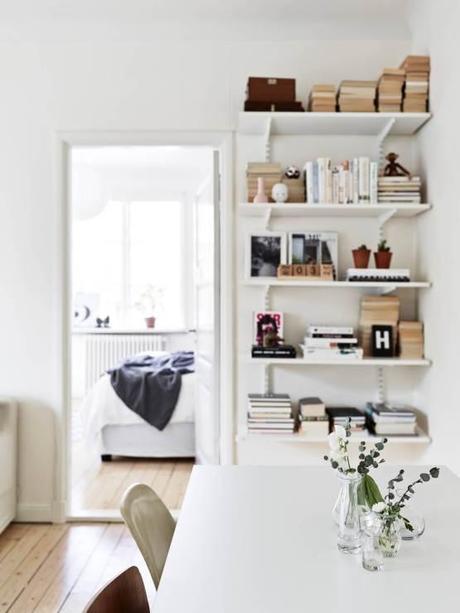 sillón Butterfly sillas Eames sidechair sillas ant lámpara AJ Floor interiores espacios pequeños estilo y diseño nórdico escandinavo estilo nórdico escandinavo decoración elegante blanco gris madera decoración con mucho estilo blog decoracion interiores Acabados impecables en decoración 