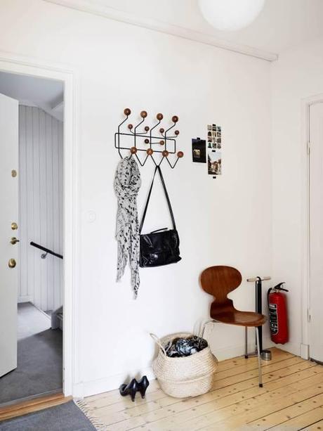 sillón Butterfly sillas Eames sidechair sillas ant lámpara AJ Floor interiores espacios pequeños estilo y diseño nórdico escandinavo estilo nórdico escandinavo decoración elegante blanco gris madera decoración con mucho estilo blog decoracion interiores Acabados impecables en decoración 