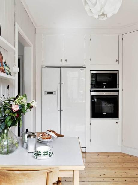 sillón Butterfly sillas Eames sidechair sillas ant lámpara AJ Floor interiores espacios pequeños estilo y diseño nórdico escandinavo estilo nórdico escandinavo decoración elegante blanco gris madera decoración con mucho estilo blog decoracion interiores Acabados impecables en decoración 