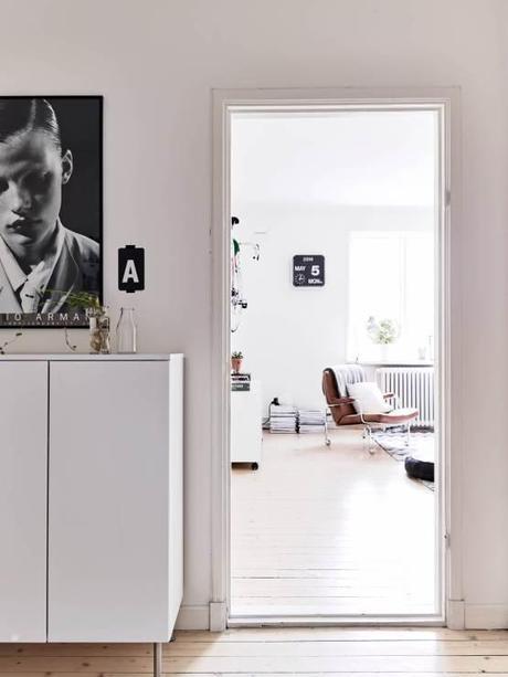 sillón Butterfly sillas Eames sidechair sillas ant lámpara AJ Floor interiores espacios pequeños estilo y diseño nórdico escandinavo estilo nórdico escandinavo decoración elegante blanco gris madera decoración con mucho estilo blog decoracion interiores Acabados impecables en decoración 