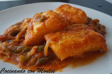 Bacalao con tomate, cebolla y pimientos