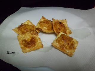 Raviolis rellenos de queso de cabra y cebolla caramelizada, con salsa de nueces.