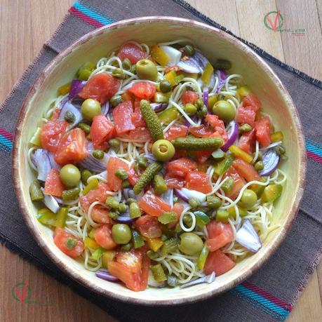 Ensalada de pasta con tomate en conserva.