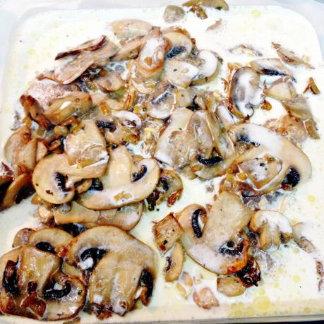 RECETAS. Pechuga de pollo con sopa de cebolla y nata.