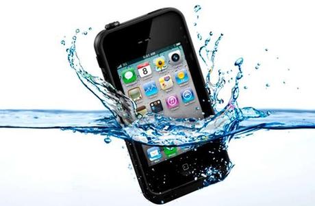 ¿Qué hacer si se te cae el celular en agua?