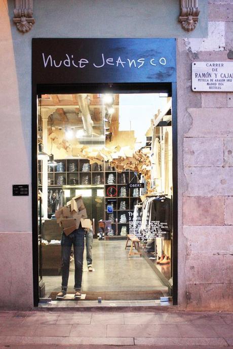 Susana Piquer muestra “la desnuda verdad de los vaqueros” en su montaje para Nudie Jeans Barcelona. 8 nudie jeans