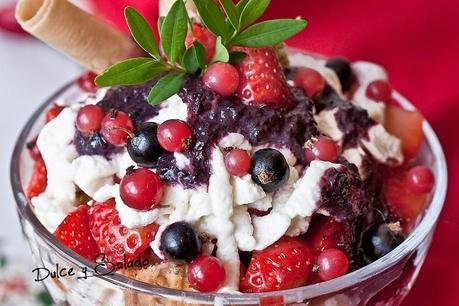 FRESONES CON YOGUR Y FRUTOS DEL BOSQUE