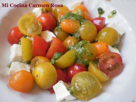 TOMATES AMARILLOS, NARANJAS Y ROJOS CON SALSA DE ALBAHACA, PISTACHOS Y PIÑONES