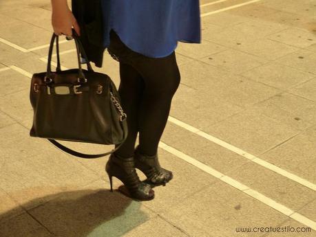 Look embarazada con vestido camisero azul y cinturón tribal (3)