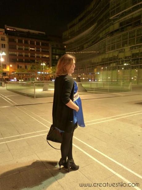 Look embarazada con vestido camisero azul y cinturón tribal (3)