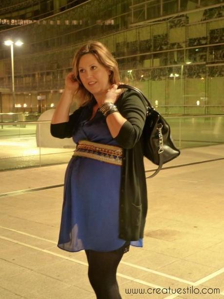 Look embarazada con vestido camisero azul y cinturón tribal (3)