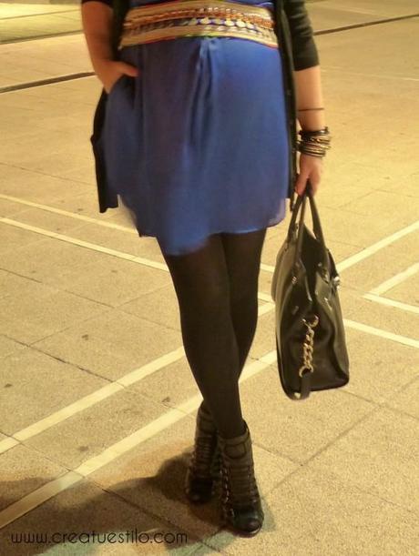 Look embarazada con vestido camisero azul y cinturón tribal (3)