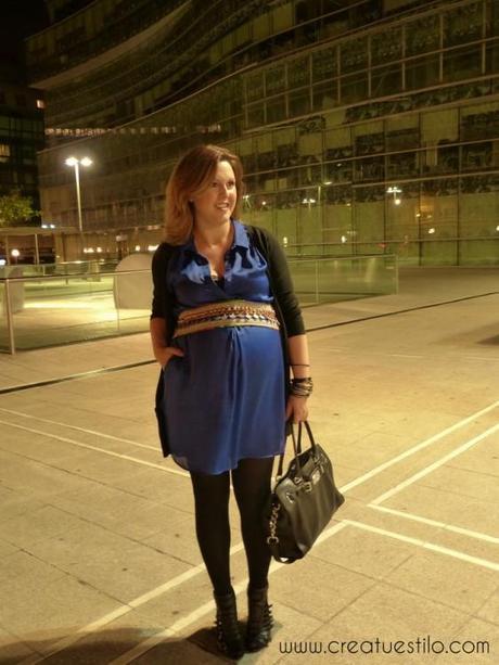 Look embarazada con vestido camisero azul y cinturón tribal (3)