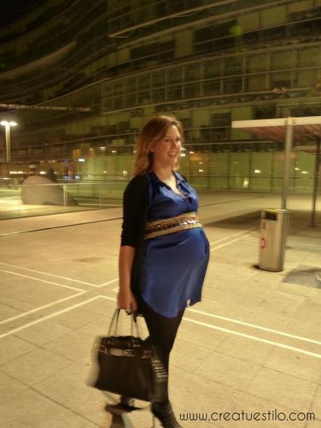 Look embarazada con vestido camisero azul y cinturón tribal (3)