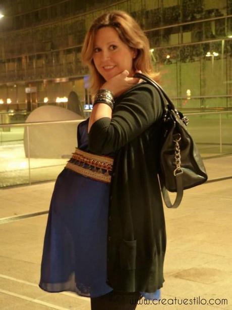 Look embarazada con vestido camisero azul y cinturón tribal (3)