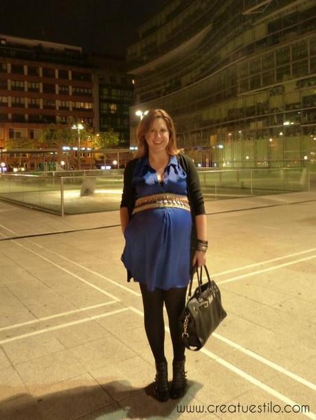 Look embarazada con vestido camisero azul y cinturón tribal (3)