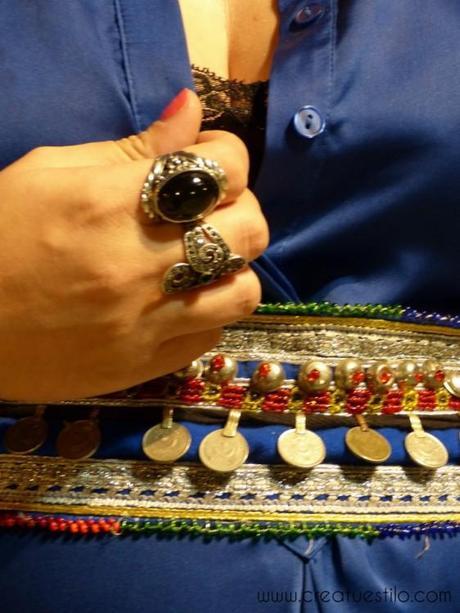 Look embarazada con vestido camisero azul y cinturón tribal (3)