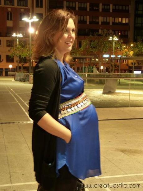 Look embarazada con vestido camisero azul y cinturón tribal (3)