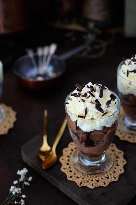 Helado de chocolate con leche, salsa de chocolate caliente y nata Helado de chocolate con leche, salsa de chocolate caliente y nata