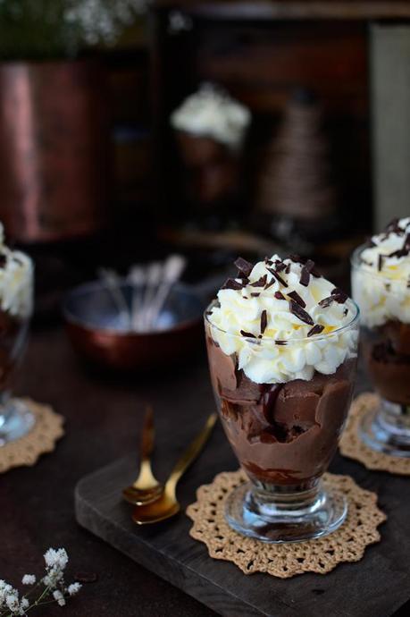 Helado de chocolate con leche, salsa de chocolate caliente y nata