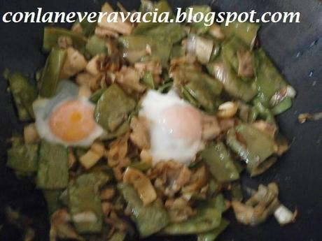 ALCACHOFAS Y TIRABEQUES CON CALAMARES Y COLA DE RAPE AL WOK