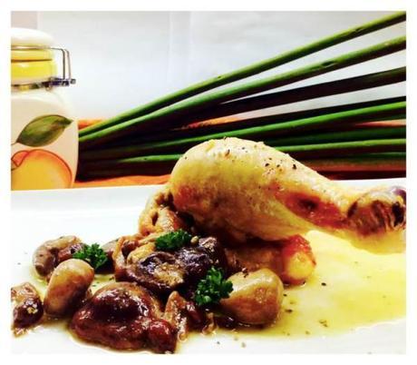 Pollo asado con setas en su jugo Pollo salteado con setas