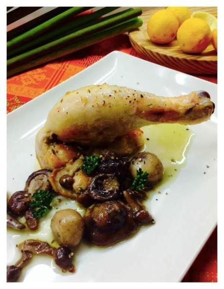 Pollo asado con setas en su jugo Pollo salteado con setas