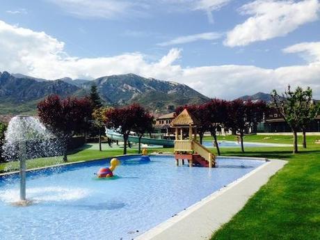 Piscina infantil con área especial para niños en Berga Resort Pirineo catalán