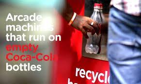 Coca-Cola crea una máquina en Bangladesh que permite jugar a un videojuego arcade cuando se recicla.