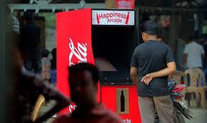 Coca-Cola crea una máquina en Bangladesh que permite jugar a un videojuego arcade cuando se recicla.