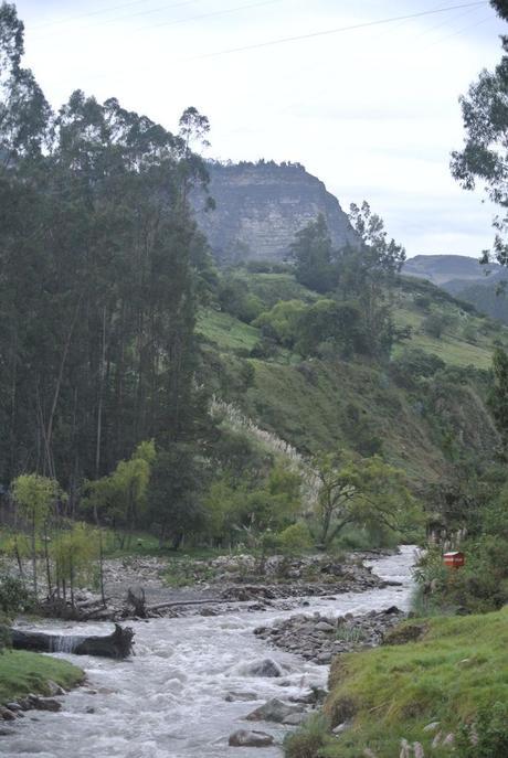 A este se le llame el peñón de los muertos porque fue donde se suicidaron la tribu indígena que hoy en día se conoce como los Uva cuando los españoles intentaron someterlos. Eran una tribu pacífica que carecía de armas para defenderse. Los españoles colonizadores llegaron arrasando sus tierras. Ellos decidieron realizar un suicidio colectivo antes que someterse. Tanto fue así que bloquearon el río con sus cuerpos muertos. Se calcula que a dia de hoy quedan unas 36 mil personas de esta tribu indígena, según UNICEF. 