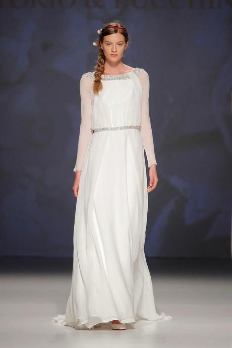 Victorio & Lucchino sorprende en la Pasarela Gaudí con vestidos de novia vaporosos y con caída