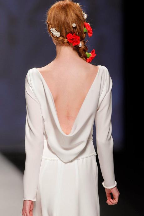 Victorio & Lucchino sorprende en la Pasarela Gaudí con vestidos de novia vaporosos y con caída